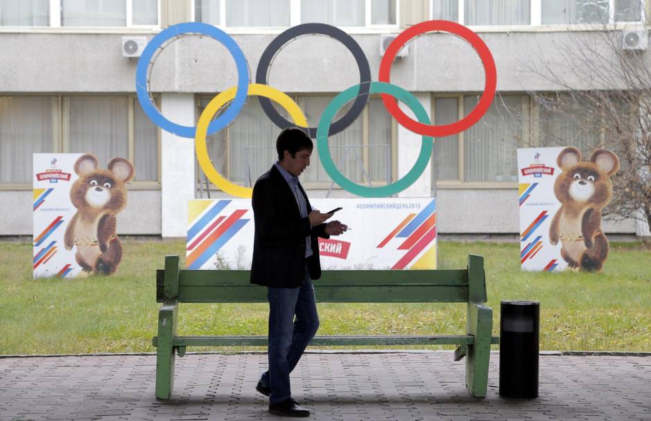 Per Coe subito grossi guai da affrontare: la Russia, coinvolta in un mega caso di doping,  sospesa: a rischio la partecipazione a Rio 2016. Epa